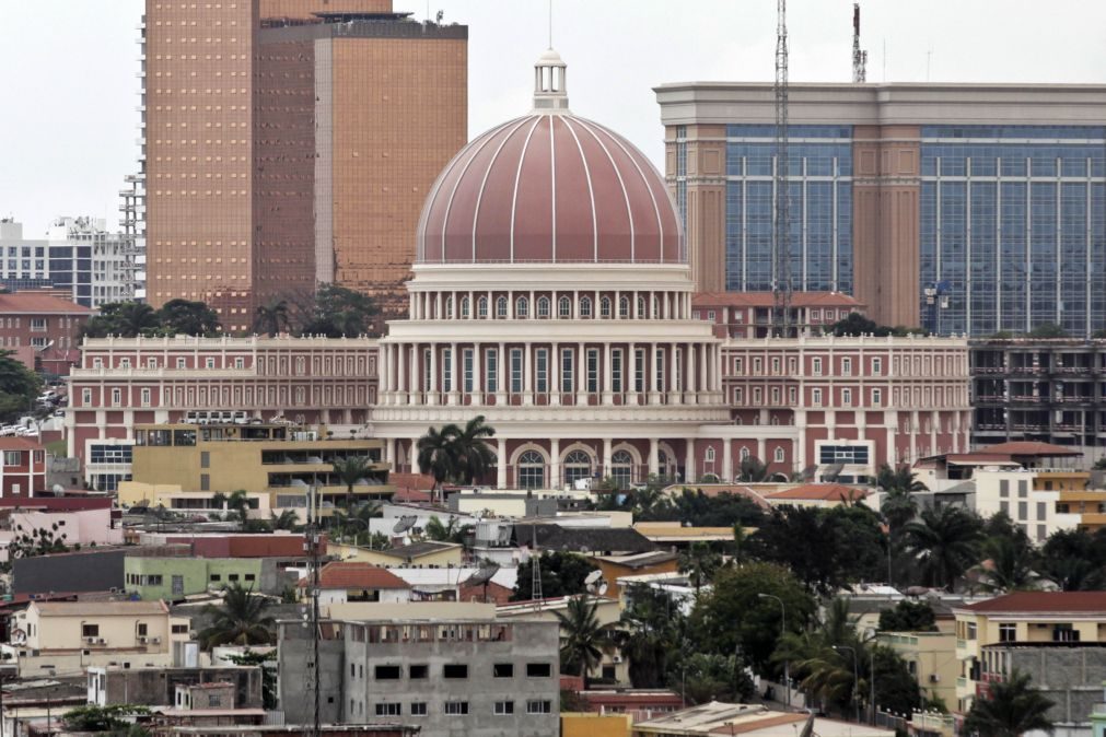 Parlamento angolano autoriza PR a legislar alteração de concessão petrolífera