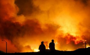 Incêndio fora de controlo força retirada de 50 mil pessoas em Los Angeles