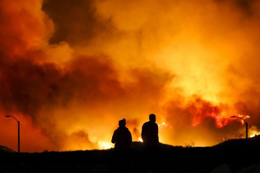 Incêndio fora de controlo força retirada de 50 mil pessoas em Los Angeles