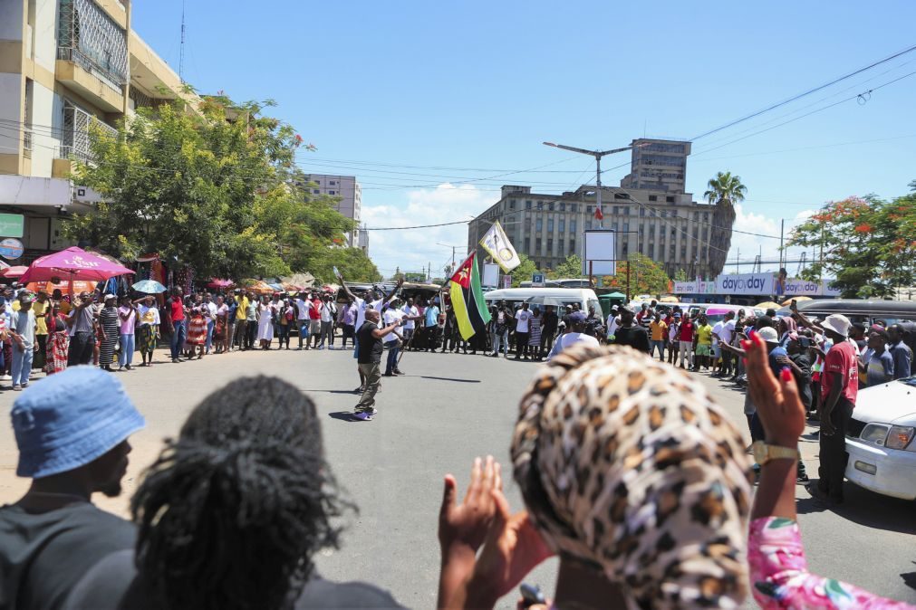 População voltou hoje a entoar hino de Moçambique nas ruas de Maputo