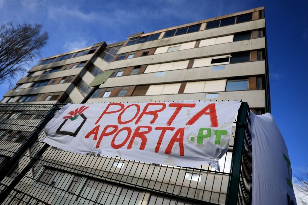 Campanha por mais habitação pública arranca em edifício devoluto no Porto