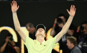 Sinner impõe-se a Zverev e conquista novamente o Open da Austrália em ténis