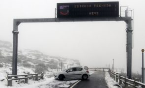 Queda de neve fecha estrada no maciço central da Serra da Estrela