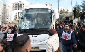 Perto de 100 prisioneiros palestinianos chegaram a Ramallah