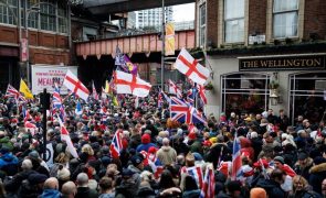 Milhares de pessoas manifestam-se em Londres em apoio a ativista de extrema-direita preso