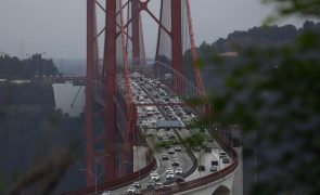 Trânsito condicionado na Ponte 25 de Abril após choque que envolveu nove viaturas