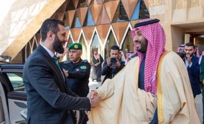 Principe herdeiro saudita Bin Salman elogia e promete apoio de Riade à Síria