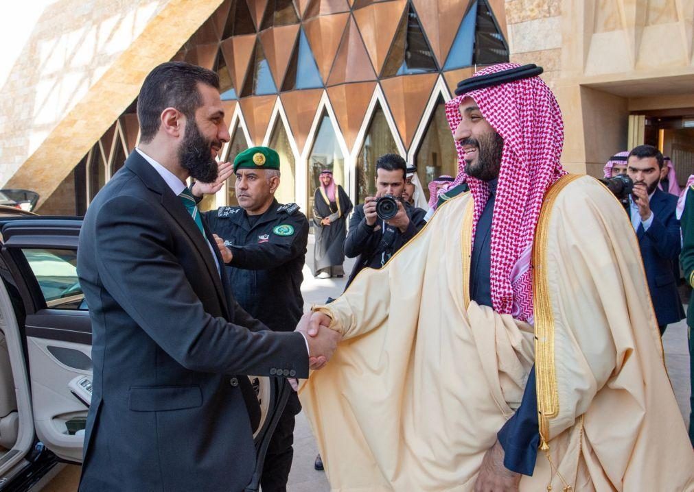 Principe herdeiro saudita Bin Salman elogia e promete apoio de Riade à Síria