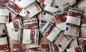 Euro cai e segue abaixo de 1,03 dólares