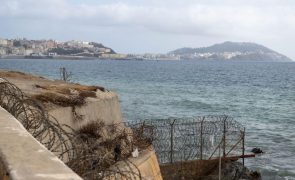 Grupo de migrantes incluindo três crianças chega a Ceuta a nado