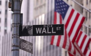 Wall Street fecha em alta aliviada com recuo de Trump nas taxas alfandegárias