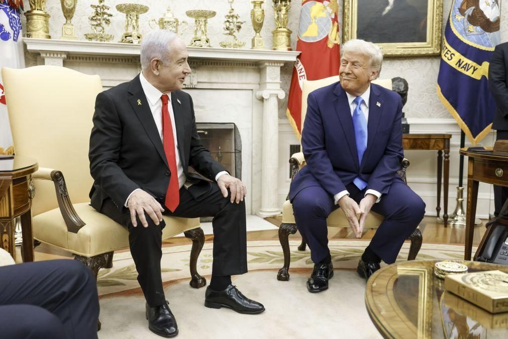 Netanyahu dá a Trump 'pager' dourado como os que Israel explodiu no Líbano