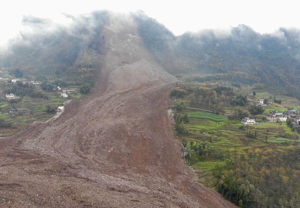 Equipas de socorro procuram desaparecidos em deslizamento de terras na China