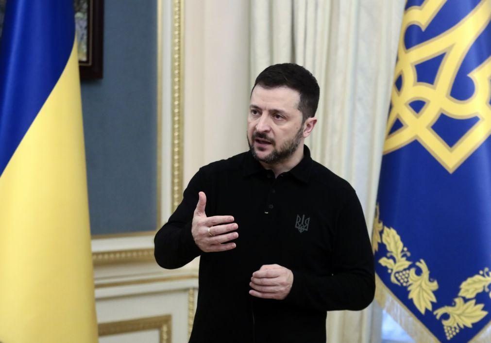 Zelensky diz que a Ucrânia está disposta a partilhar recursos com os EUA e pede reunião