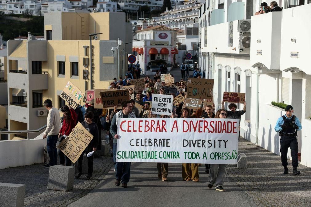 Cerca de 70 pessoas manifestam-se contra a discriminação em Albufeira