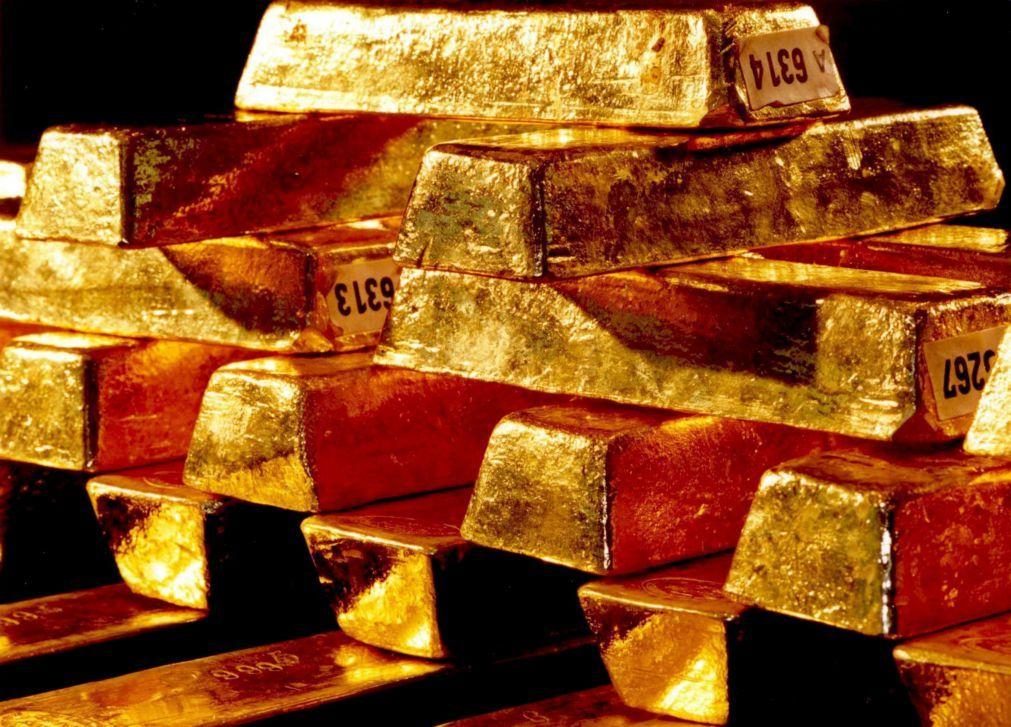 Ouro toca máximo histórico acima de 2.910 dólares