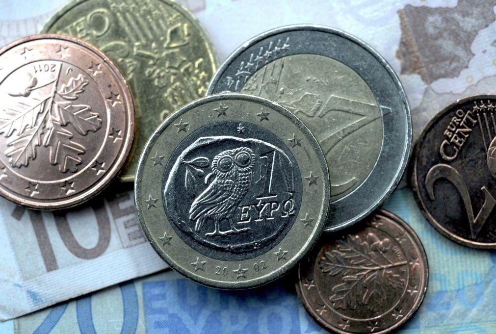 Euro segue estável acima de 1,04 dólares