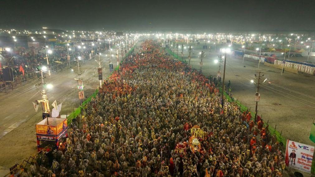 Colisão entre autocarro e veículo que seguia para maior peregrinação hindu na Índia causa dez mortos