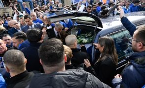 Milhares às portas da Igreja das Antas antes do funeral de Pinto da Costa