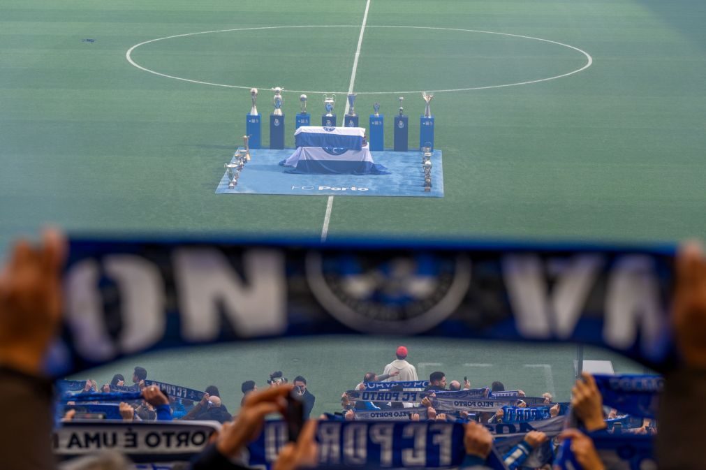 Urna de Pinto da Costa homenageada com comoção no Dragão