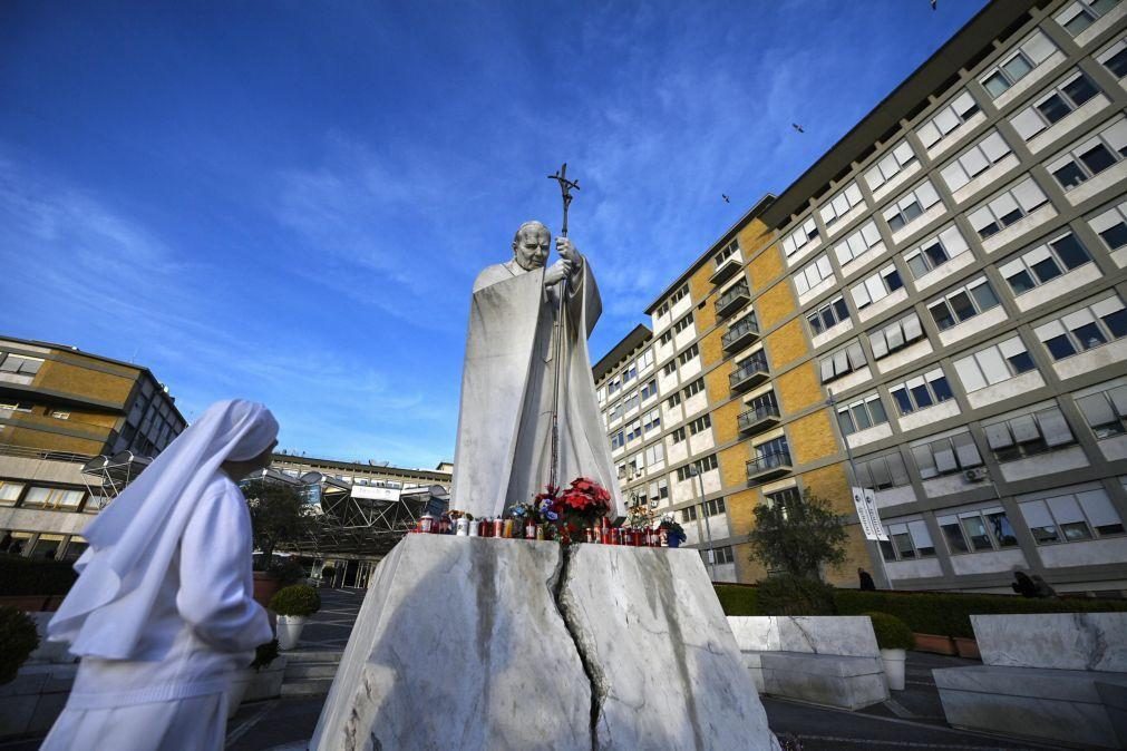 Papa Francisco permanece estável e sem febre