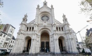 Vítimas de abusos sexuais na Igreja Católica vão processar o Estado belga