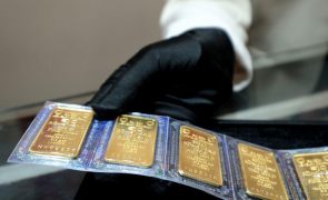 Ouro atinge novo máximo histórico de 2.950,02 dólares