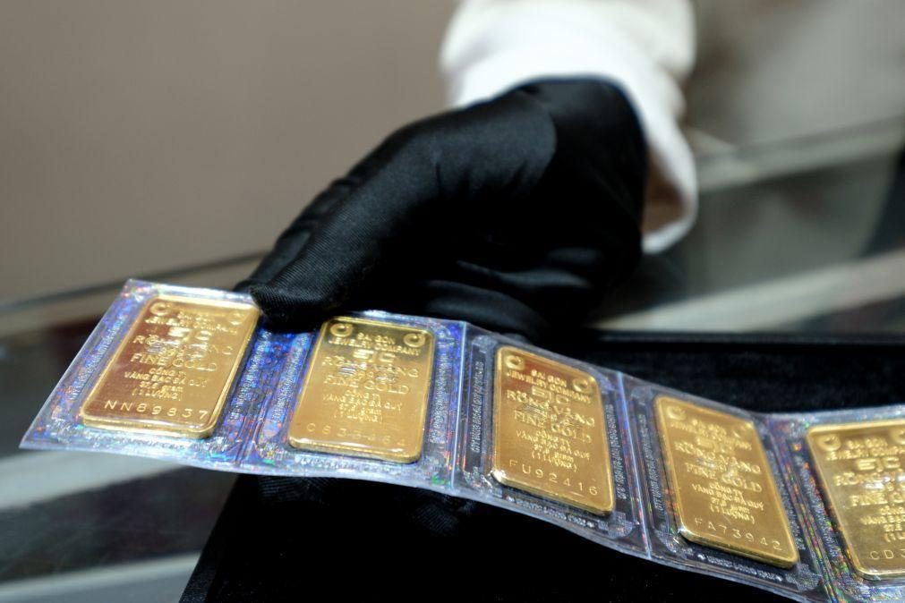 Ouro atinge novo máximo histórico de 2.950,02 dólares