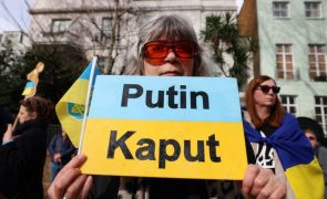 Centenas manifestam-se em Londres em apoio a Kiev