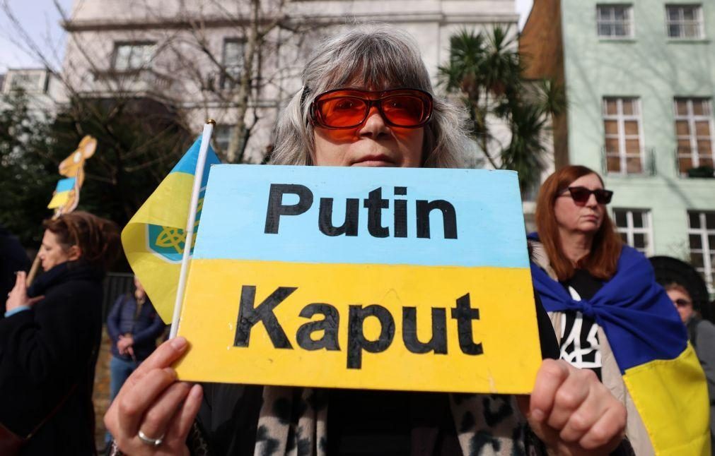 Centenas manifestam-se em Londres em apoio a Kiev