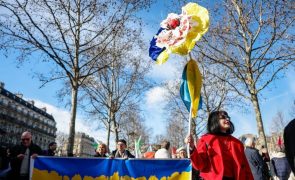 Milhares em Paris exigem que Ucrânia participe nas negociações de paz