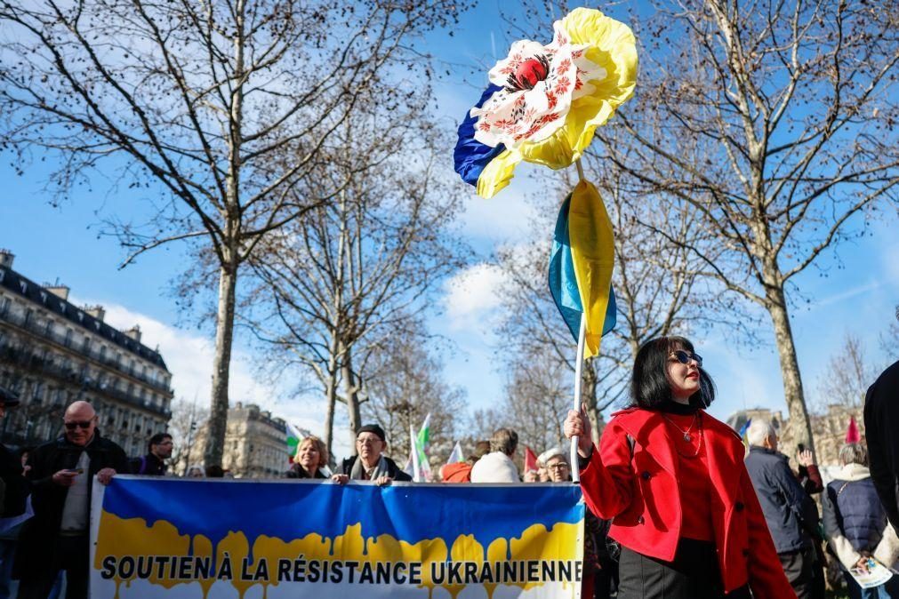 Milhares em Paris exigem que Ucrânia participe nas negociações de paz