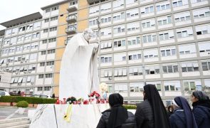 Em Roma, as orações pelo Papa ainda não convencem os turistas