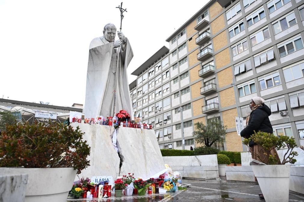 Papa Francisco continua em estado crítico mas estável