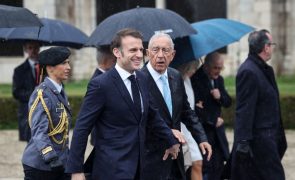 Macron foi recebido com honras militares por Marcelo na Praça do Império