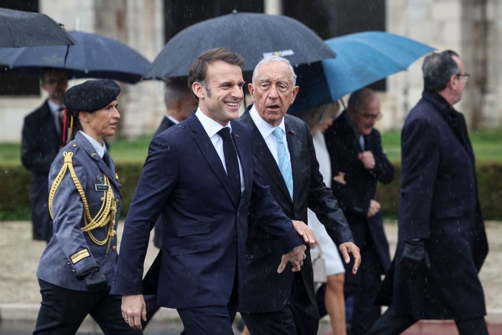 Macron foi recebido com honras militares por Marcelo na Praça do Império