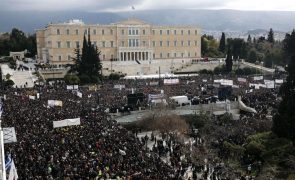 Manifestantes e polícia entram em confronto durante protesto em Atenas