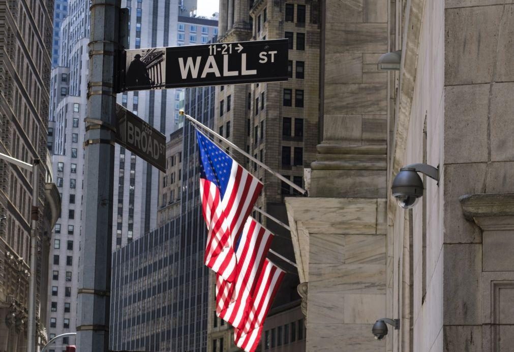 Wall Street beneficia de recuperação técnica para terminar a semana no verde