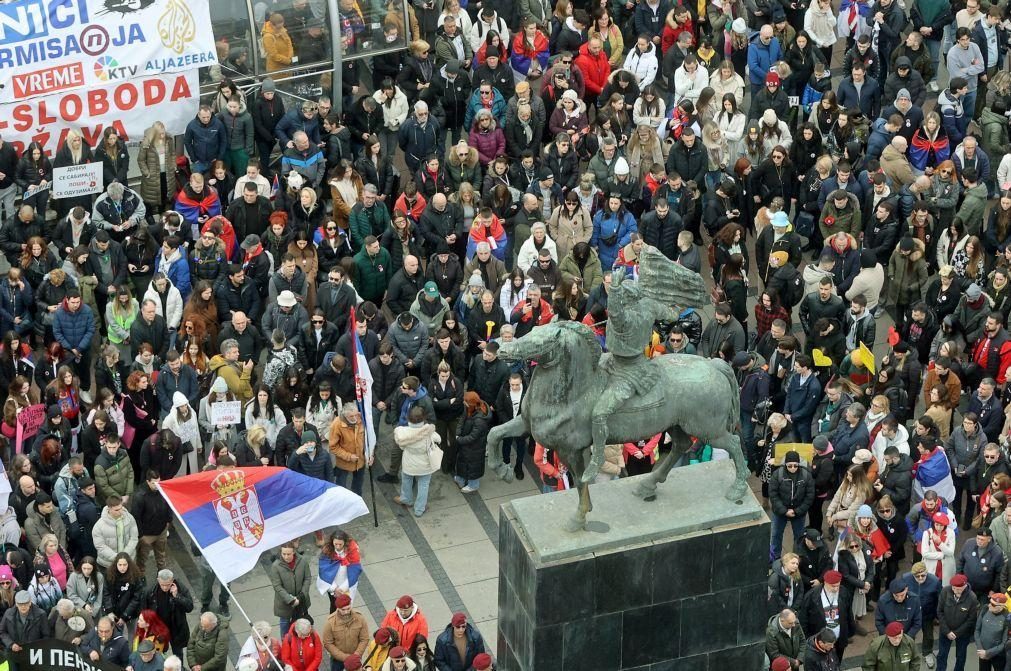 Sérvios em protesto anticorrupção contra regime autoritário do Presidente Vucic