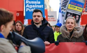 Viúva de Navalny e líderes da oposição russa marcham contra a guerra em Berlim