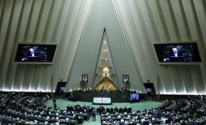 Parlamento do Irão vota demissão do ministro da economia face à crise monetária