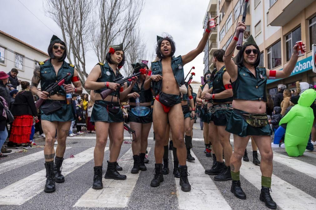 Milhares de mascarados divertem-se no Carnaval de Torres Vedras