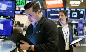 Wall Street fecha no vermelho depois de os EUA imporem tarifas ao Canadá e México