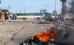 Populares bloqueiam avenida após disparos contra caravana de Mondlane nos subúrbios de Maputo