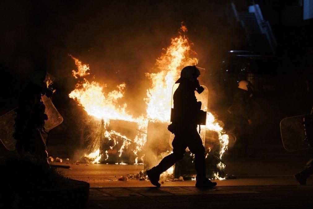 Protestos violentos na Grécia pedem responsabilidade por desastre ferroviário