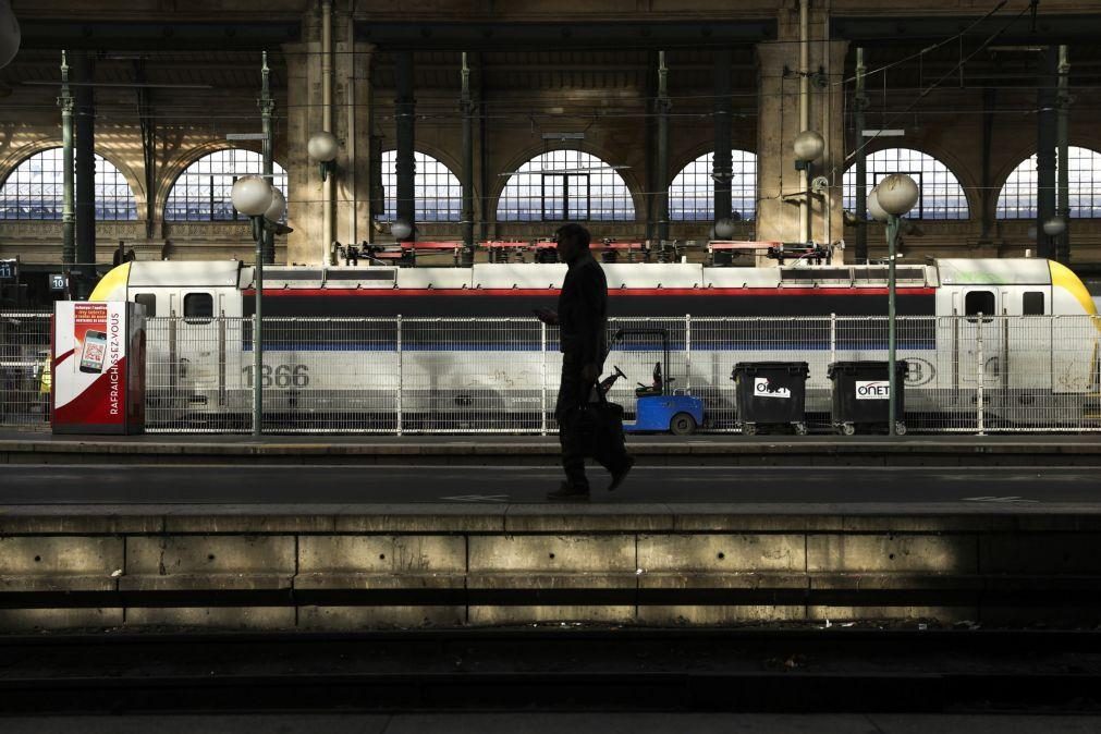 Descoberta de bomba da Segunda Guerra em Paris interrompe ligações ferroviárias