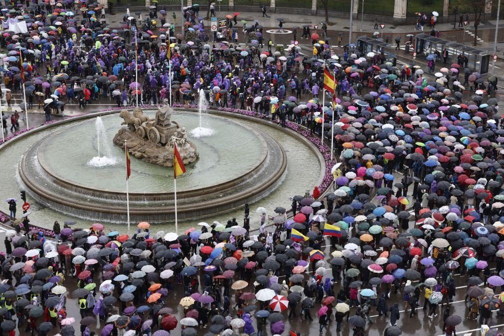 Milhares de pessoas marcham em Madrid pelos direitos das mulheres