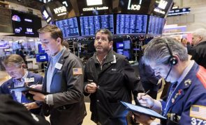 Wall Street segue em forte queda devido a receios sobre economia dos EUA