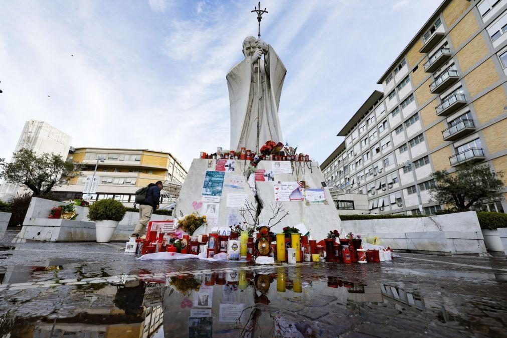 Papa Francisco está melhor e já não tem 