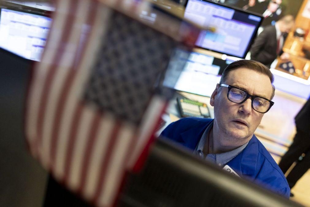 Wall Street mantém tendência descendente com investidores em navegação à vista